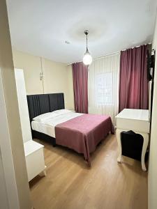 - une chambre avec un lit et une couverture rose dans l'établissement Hagia Irene Old City, à Istanbul