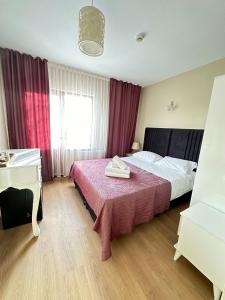Hagia Irene Old City في إسطنبول: غرفة في الفندق مع سرير ومكتب