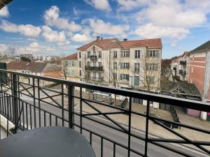 balcón con vistas a la calle y a los edificios en Appartement Delta Bailly, en Bailly-Romainvilliers