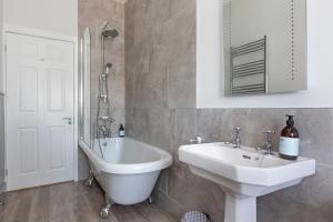 Bilik mandi di Laundry Cottage: Drumlanrig Castle +33 gambar