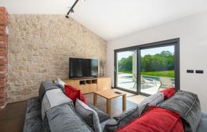 Televízia a/alebo spoločenská miestnosť v ubytovaní Villa Frida in Vizinada, Poreč by Istrabook
