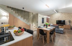 Kuchyňa alebo kuchynka v ubytovaní Villa Frida in Vizinada, Poreč by Istrabook