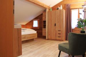 施伦斯Landhaus Heidi Top 5的房间里有一张床和一把椅子的卧室