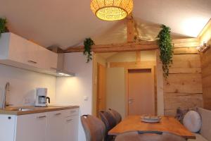 施伦斯Landhaus Heidi Top 5的房间里有一张桌子和几把椅子的厨房 更多11张照片