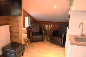 施伦斯Landhaus Heidi Top 5的一间设有皮椅和水槽的等候室