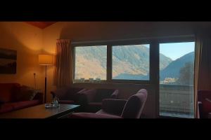 sala de estar con ventana grande con vistas a la montaña en Ferienwohnung Tschagguns Top 5, en Schruns