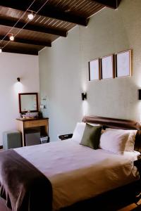 1 dormitorio con 1 cama grande y escritorio en DESERT DREAMS B&B, en Walvis Bay