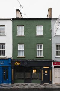 un edificio verde en la esquina de una calle en Erne a Rest en Enniskillen