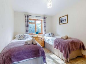 1 dormitorio con 2 camas y ventana en 2 Bed in Worcester CC008 en Clifton upon Teme