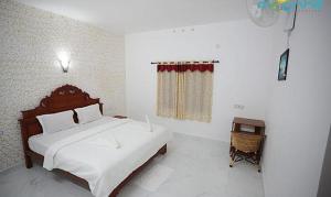 een slaapkamer met een bed en een bureau. bij FabHotel Prime Moon Hill Resorts in Munnar
