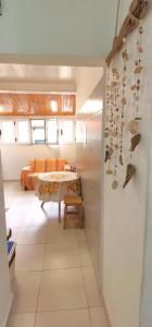フンシャルにあるHome & Flower - Private bedrooms Funchalのテーブルとベッド付きの小さな部屋