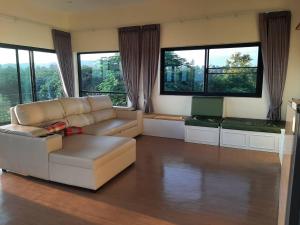 Posezení v ubytování Niramitsook Farm Stay Khao Yai บ้านไร่นิรามิสสุข ฟาร์มสเตย์ ปากช่อง เขาใหญ่