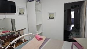 Habitación hospitalaria con cama y TV en The Haven: Make our Home your Home, en Estcourt