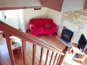 的住宿－2 Bed in Cirencester CC094，带壁炉的客厅内的红椅