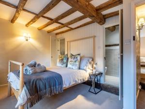 a bedroom with a bed in a room at 3 bed in Stow-on-the-Wold 49965 in Lower Swell