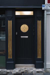 czarne drzwi z okrągłym oknem w obiekcie Erne a Rest w mieście Enniskillen