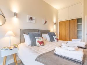 1 dormitorio con 1 cama con toallas en 2 Bed in Eye 51468, en Wortham