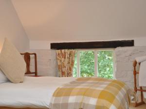 a bedroom with a bed and a window at 3 Bed in Stratford-upon-Avon 54081 in Ettington