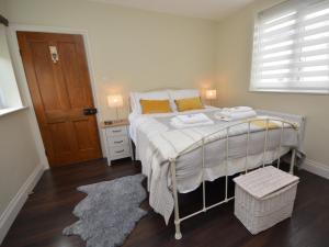 a bedroom with a bed with two towels on it at 1 Bed in Instow 52974 in Instow