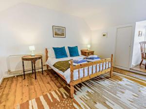 Un dormitorio con una cama con almohadas azules. en 2 Bed in Pett Level 57203, en Pett