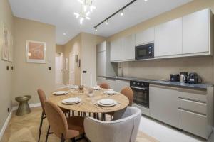 a dining room with a table and chairs in a kitchen at Appart 6pers#2 Bedrooms#Bastille#PlaceDesVosges#AC in Paris