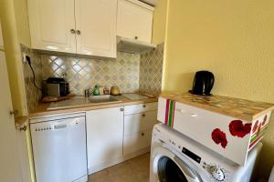 a kitchen with a washing machine in a kitchen at L'Orée de Camargue Studio avec Cour in Le Grau-du-Roi +28 photos