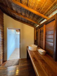 ein Badezimmer mit einer Badewanne auf einer Holztheke in der Unterkunft COCO Canopy Boutique Resort in Ko Jum