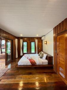 1 dormitorio con 1 cama grande en una habitación con suelo de madera en COCO Canopy Boutique Resort, en Ko Jum