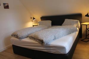 Postel nebo postele na pokoji v ubytování Ferienwohnung Lasse in Wieck