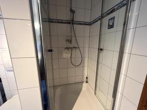 Koupelna v ubytování Ferienwohnung Lasse in Wieck
