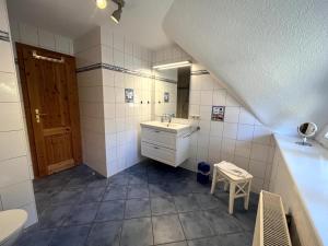 Koupelna v ubytování Ferienwohnung Lasse in Wieck