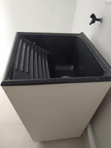 um lavatório preto com uma torneira no balcão em SEU LAR em Machadinho