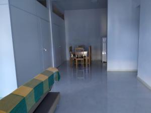 マシャジーニョにあるSEU LARのベンチ、テーブル、椅子が備わる客室です。