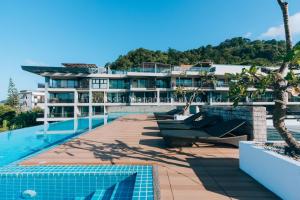 um hotel com piscina e um resort em The Unity and The Bliss Patong Residence em Praia de Patong