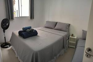 een slaapkamer met een bed met een camera erop bij *Apê 104- perto Dutra, Graal e Aman. in Resende
