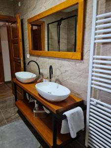 Baño con 2 lavabos y espejo en Apartman Silvija, en Otočac