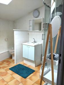 a bathroom with a sink and a toilet at Le cabinet de curiosités in Aiguèze
