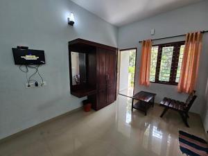 een woonkamer met een televisie en een tafel in een kamer bij Pknhomestay kumily thekkady in Thekkady