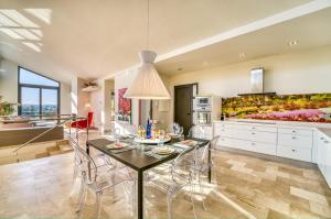 a kitchen and dining room with a table and chairs at Villa Laiar in Sencelles