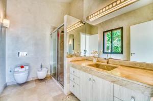 Ένα μπάνιο στο Ideal Property Mallorca - Villa Laiar +44 φωτογραφίες