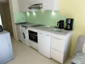 Kuchyňa alebo kuchynka v ubytovaní Appartement 2 à 4 personnes à 100 m de la mer - Gwendal