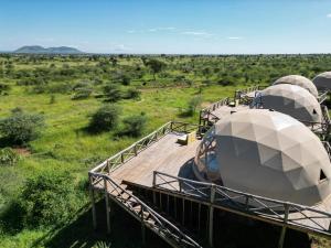 eine Luftansicht einer Beobachtungsstelle in der Mitte eines Feldes in der Unterkunft Kuoom Serengeti in Robanda