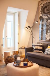 - un salon avec un canapé et une table dans l'établissement FLH Chiado Stylish Flat, à Lisbonne