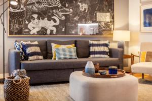 - un salon avec un canapé et une table dans l'établissement FLH Chiado Stylish Flat, à Lisbonne
