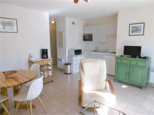 Televízia a/alebo spoločenská miestnosť v ubytovaní Appartement 2 à 4 personnes à 50 m du port de St Jacques - Kolen