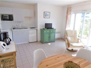 Kuchyňa alebo kuchynka v ubytovaní Appartement 2 à 4 personnes à 50 m du port de St Jacques - Kolen