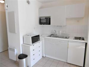 Kuchyňa alebo kuchynka v ubytovaní Appartement 2 à 4 personnes à 50 m du port de St Jacques - Kolen