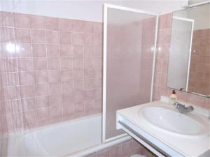 Kúpeľňa v ubytovaní Appartement 2 à 4 personnes à 50 m du port de St Jacques - Kolen + 10 fotografií