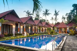 uma imagem de uma villa com piscina em Sawit Garden Cottages em Nusa Penida