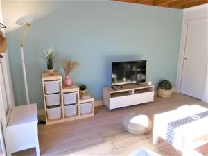Televízia a/alebo spoločenská miestnosť v ubytovaní Maisonnette 3 pièces 4 personnes à 200 m de la plage - wifi - LOMAN